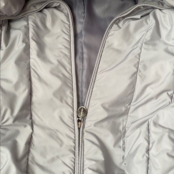 Tahari Light Gray Puffer Jacket.  Size Medium. - Picture 5 of 7